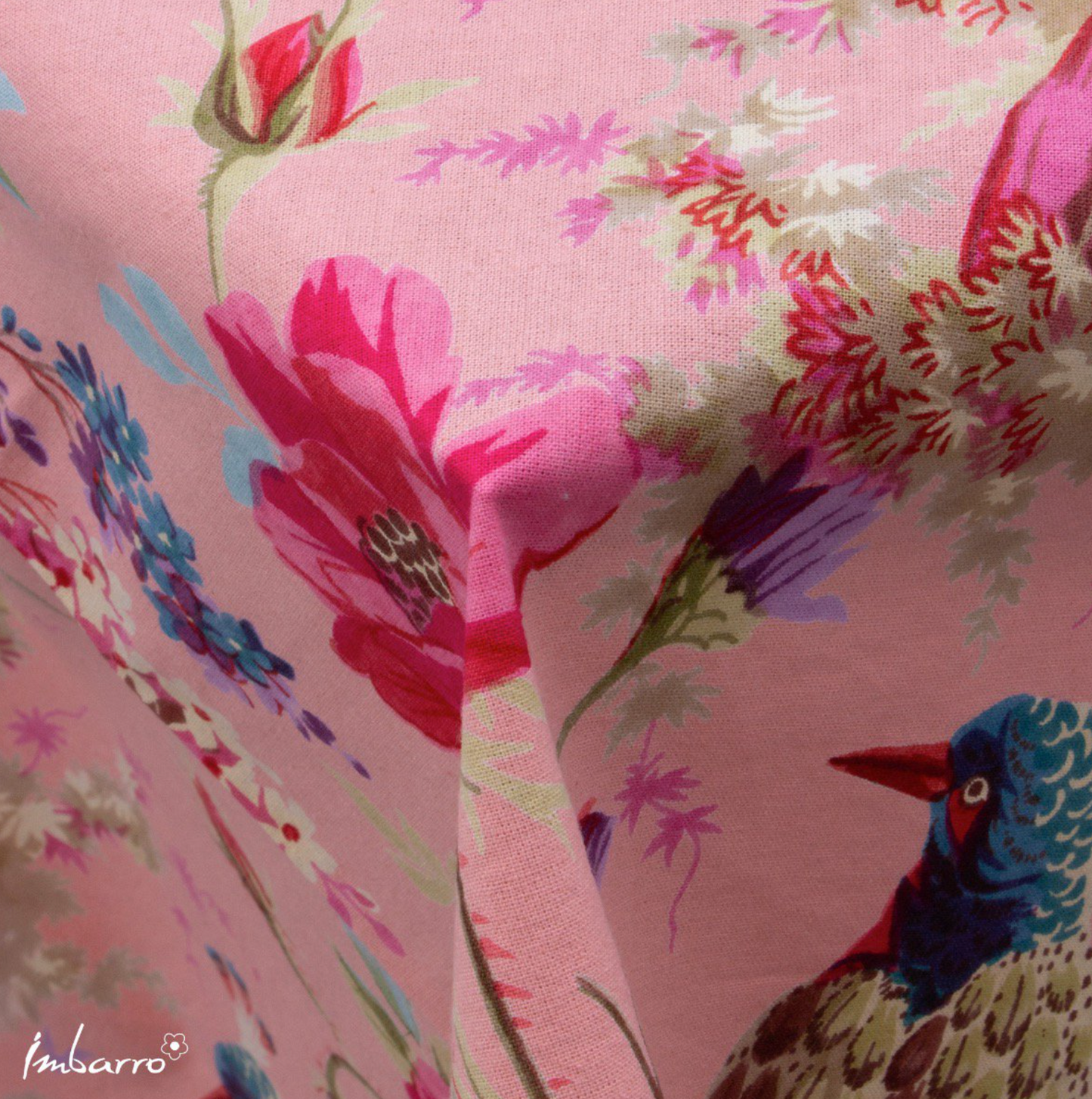 Detailfoto stof Imbarro tafelkleed Paradise Dusty Pink met kleurrijke bloemen- en vogelprint op roze katoen