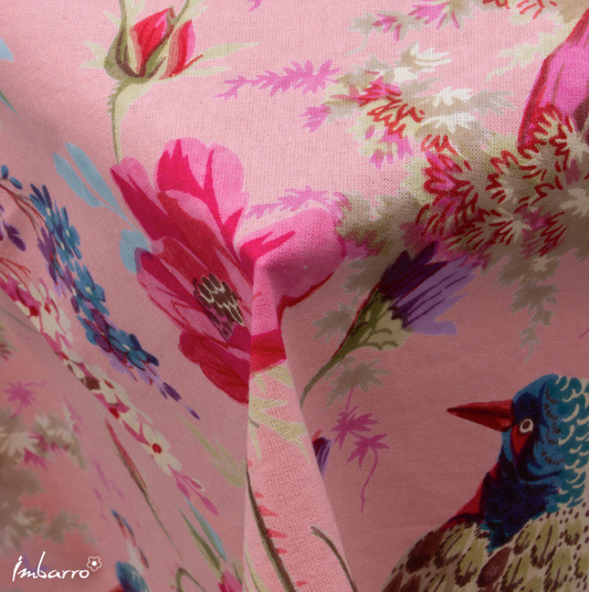 Detailfoto stof Imbarro tafelkleed Paradise Dusty Pink met kleurrijke bloemen- en vogelprint op roze katoen